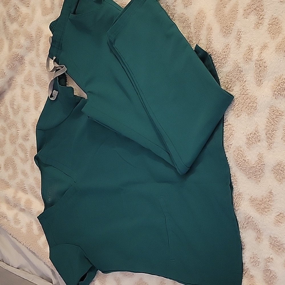 Hunter green figs  scrub set